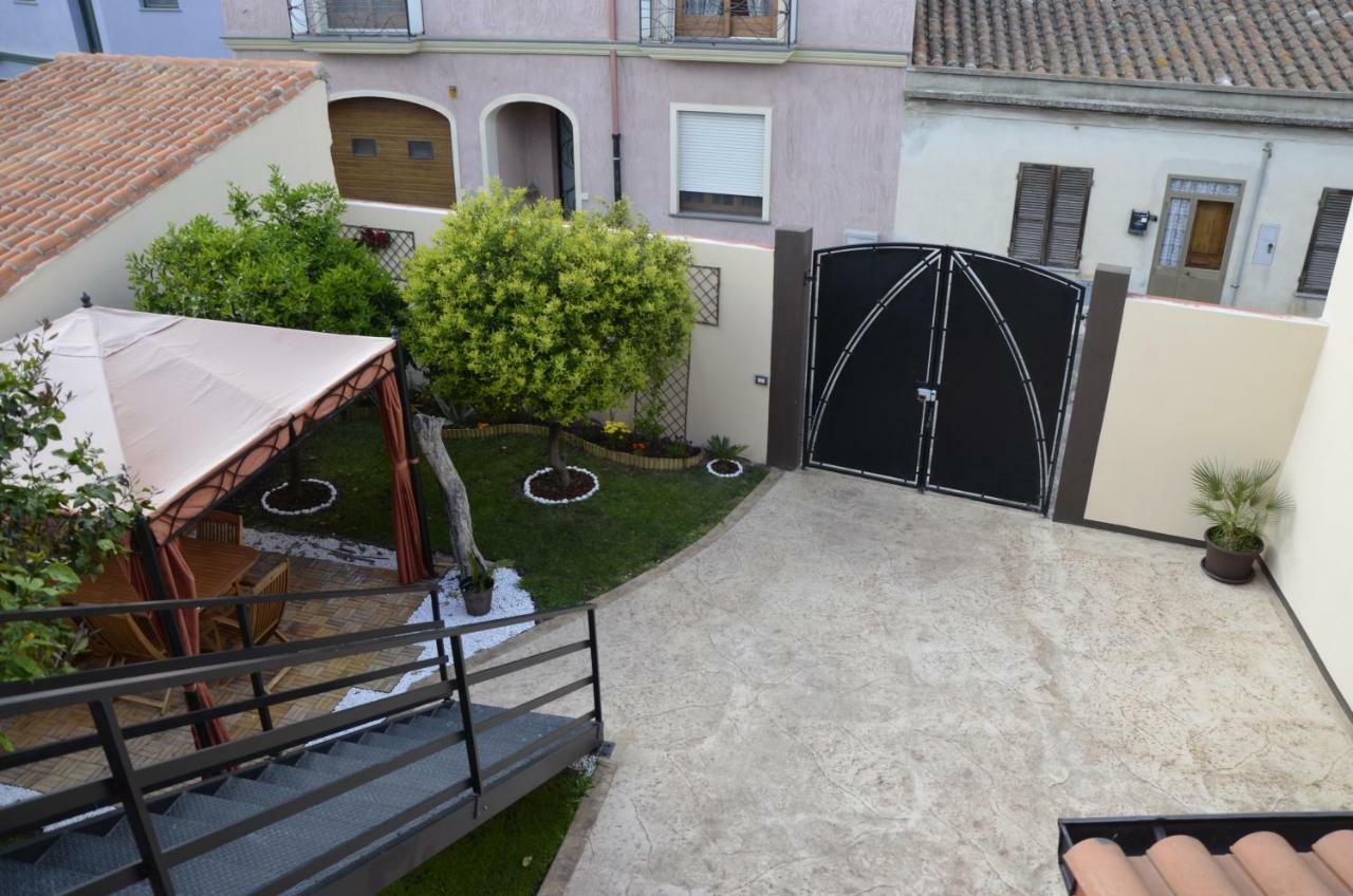 Artista B&B Cabras Exterior foto